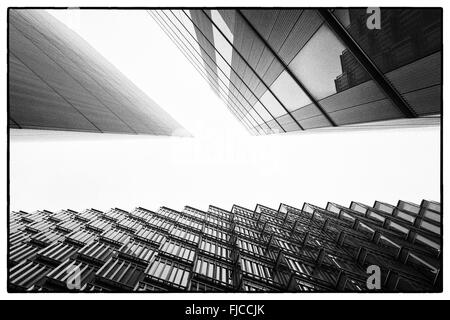 Eine abstrakte schwarz-weiß Foto Erfassung von drei verschiedenen Gebäude auf eine Horizo nachschlagen Stockfoto