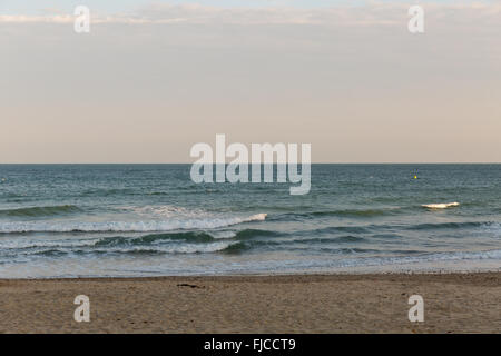 ein Abendlicht, Blick auf einem Steg am Strand mit Sand getroffen Stockfoto