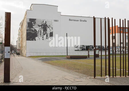 BERLIN, Februar 28: Mauergedenkstätte in der Bernauer Straße in Berlin am 28. Februar 2016. Stockfoto
