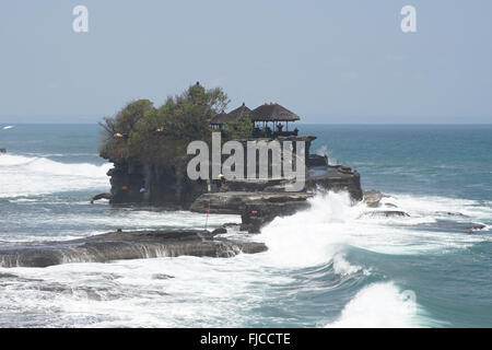 BALI, Indonesien - 29. September 2015: Tanah Lot Tempel während Gezeiten-Wasser am 29. September 2015 in Bali, Indonesien Stockfoto