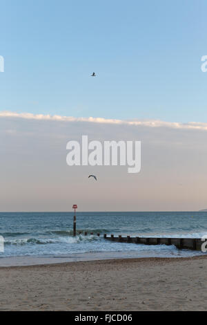 ein Abendlicht, Blick auf einem Steg am Strand mit Sand und ein Flugzeug-Cloud auf einem Winkel getroffen Stockfoto
