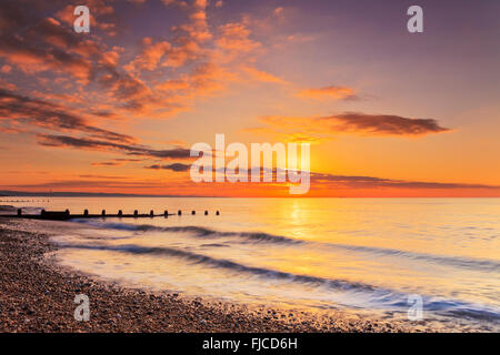 Coastal Sunrise, Lancing Küste, West Sussex Stockfoto