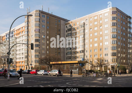 BERLIN, 01. März: am 1. März 2016. DDR-Gebäude an der Ecke Köpenickerstrasse / Henrich-Heine-Straße in Berlin-Mitte auf 01 M Stockfoto