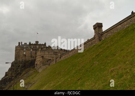 Edinburgh, Schottland - ca. März 2013: eine Ansicht von der Außenseite des Edinburgh Castle an einem bewölkten Tag Stockfoto