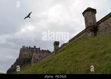 Edinburgh, Schottland - ca. März 2013: eine Ansicht von der Außenseite des Edinburgh Castle an einem bewölkten Tag Stockfoto