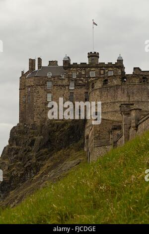 Edinburgh, Schottland - ca. März 2013: eine Ansicht von der Außenseite des Edinburgh Castle an einem bewölkten Tag Stockfoto