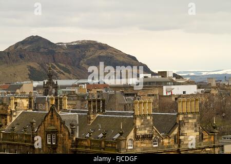 Edinburgh, Schottland - ca. März 2013: eine Ansicht von der Außenseite des Edinburgh Castle an einem bewölkten Tag Stockfoto