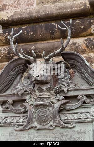 Edinburgh, Schottland - ca. März 2013: ein Detail eines Tieres auf der Außenseite des Edinburgh Castle an einem bewölkten Tag Stockfoto