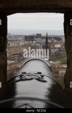 Edinburgh, Schottland - ca. März 2013: ein Blick nach außen aus dem Canon-Loch Edinburgh Castle an einem bewölkten Tag Stockfoto