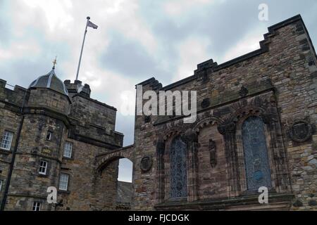 Edinburgh, Schottland - ca. März 2013: eine Ansicht von der Außenseite des Edinburgh Castle an einem bewölkten Tag Stockfoto