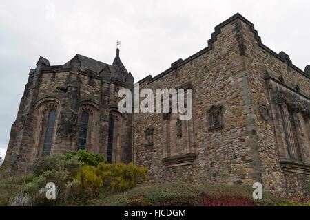 Edinburgh, Schottland - ca. März 2013: eine Ansicht von der Außenseite des Edinburgh Castle an einem bewölkten Tag Stockfoto