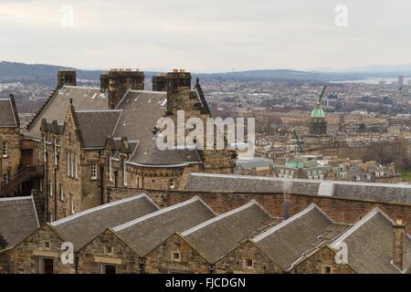 Edinburgh, Schottland - ca. März 2013: eine Ansicht von der Außenseite des Edinburgh Castle an einem bewölkten Tag Stockfoto