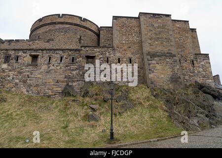 Edinburgh, Schottland - ca. März 2013: eine Ansicht von der Außenseite des Edinburgh Castle an einem bewölkten Tag Stockfoto