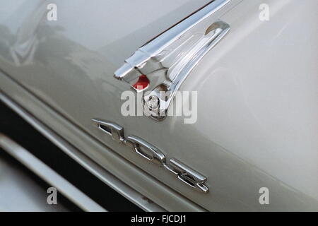 AJAXNETPHOTO. TRIEL, FRANKREICH. -FRANZÖSISCHE OLDTIMER - FRONT-END EINER JAHRGANG 1961 PEUGEOT 403 LIMOUSINE.   FOTO: JONATHAN EASTLAND/AJAX REF: CD6994 1 Stockfoto