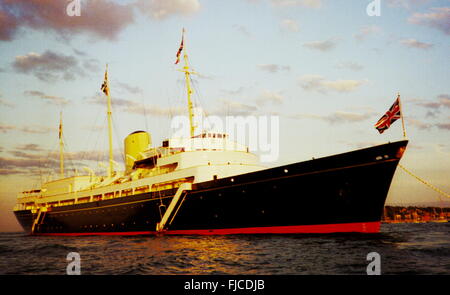 AJAX-NEWS-FOTOS. 1980ER JAHRE (CA.). COWES, ENGLAND. -KÖNIGLICHE YACHT - DIE ROYAL YACHT BRITANNIA, GEBADET IN LICHT AUS EINER EINSTELLUNG SOLENT SONNE AM ANKER COWES, ISLE OF WIGHT. PHOTO:J.FOULKES/AJAX REF: RYA BRIT COWES 1 J F Stockfoto