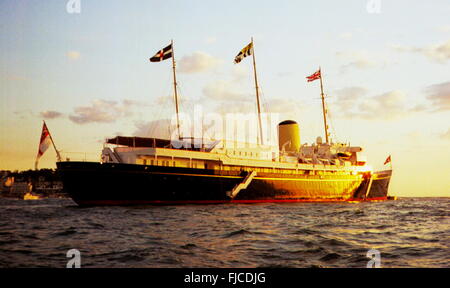 AJAXNETPHOTO. 1980ER JAHRE (CA.). COWES, ENGLAND. -KÖNIGLICHE YACHT - DIE ROYAL YACHT BRITANNIA, GEBADET IN LICHT AUS EINER EINSTELLUNG SOLENT SONNE AM ANKER COWES, ISLE OF WIGHT. PHOTO:J.FOULKES/AJAX REF: RYA BRIT COWES 2 J F Stockfoto