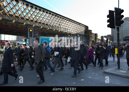 London-Pendler Überschrift in Stadt von London nach der Ankunft am Bahnhof Waterloo, eine der wichtigsten Verkehrsverbindungen in die Hauptstadt Stockfoto