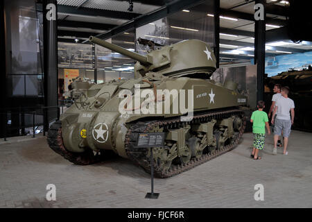 Ein stark beschädigtes amerikanischen Sherman M4 WWII Panzer auf dem Display in das Kriegsmuseum Overloon in Overloon, Niederlande. Stockfoto