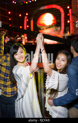Happy Chinese Freunde beim Musikfestival Stockfoto