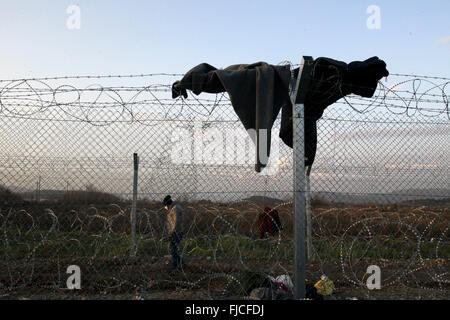 Athen, Griechenland. 1. März 2016. Flüchtlinge warten an der Grenze zwischen Griechenland und der ehemaligen jugoslawischen Republik Mazedonien (FYROM) in Idomeni, Griechenland, 1. März 2016. Die Situation in Idomeni wird dramatisch, da mehr als 9.000 Flüchtlingen durch die Grenze lagerten sind zu überqueren und tragen auf ihren Reisen in der Hoffnung. Bildnachweis: Marios Lolos/Xinhua/Alamy Live-Nachrichten Stockfoto