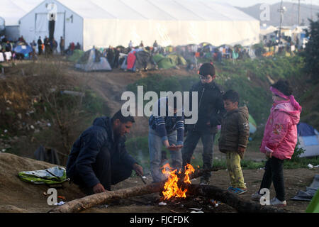 Athen, Griechenland. 1. März 2016. Flüchtlinge warten an der Grenze zwischen Griechenland und der ehemaligen jugoslawischen Republik Mazedonien (FYROM) in Idomeni, Griechenland, 1. März 2016. Die Situation in Idomeni wird dramatisch, da mehr als 9.000 Flüchtlingen durch die Grenze lagerten sind zu überqueren und tragen auf ihren Reisen in der Hoffnung. Bildnachweis: Marios Lolos/Xinhua/Alamy Live-Nachrichten Stockfoto