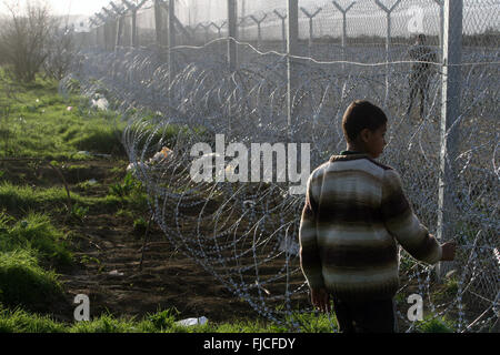 Athen, Griechenland. 1. März 2016. Flüchtlinge warten an der Grenze zwischen Griechenland und der ehemaligen jugoslawischen Republik Mazedonien (FYROM) in Idomeni, Griechenland, 1. März 2016. Die Situation in Idomeni wird dramatisch, da mehr als 9.000 Flüchtlingen durch die Grenze lagerten sind zu überqueren und tragen auf ihren Reisen in der Hoffnung. Bildnachweis: Marios Lolos/Xinhua/Alamy Live-Nachrichten Stockfoto