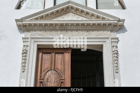 Eingang zum Baptisterium der Kathedrale von Saint George in Piran, Slowenien. Stockfoto