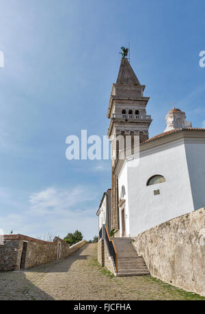 Kathedrale von Saint George und Piran alten Stadtmauern, Slowenien. Stockfoto