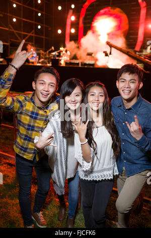 Happy Chinese Freunde beim Musikfestival Stockfoto