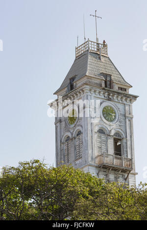 Uhr am Glockenturm des Stone Town Palastmuseum (Haus der Wunder), Zanzibar Stockfoto