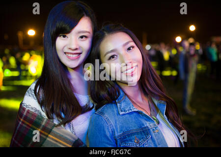 Glückliche junge Chinesinnen beim Musikfestival Stockfoto