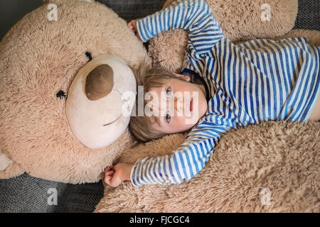 Nettes Kind hängen mit seiner riesigen Teddybär Stockfoto