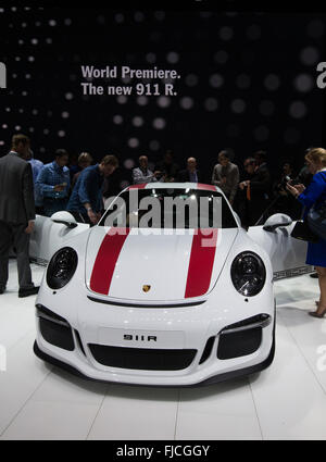 Genf, Schweiz. 1. März 2016. Der neue Porsche 911 R wird am ersten Pressetag der 86. International Motor Show in Genf, Schweiz, 1. März 2016 vorgestellt. Dem diesjährigen Autosalon in Genf wird rund 200 Aussteller aus 30 verschiedenen Ländern veranstalten. Bildnachweis: Xu Jinquan/Xinhua/Alamy Live-Nachrichten Stockfoto