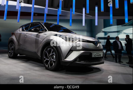 Genf, Schweiz. 1. März 2016. Toyota neue C HR Renault wird am ersten Pressetag der 86. International Motor Show in Genf, Schweiz, 1. März 2016 vorgestellt. Dem diesjährigen Autosalon in Genf wird rund 200 Aussteller aus 30 verschiedenen Ländern veranstalten. Bildnachweis: Xu Jinquan/Xinhua/Alamy Live-Nachrichten Stockfoto