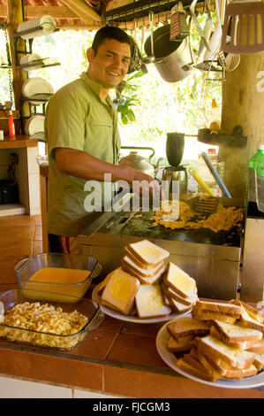 Flussführer Kochen Frühstück für die Gäste an der Pacuare Fluss Lodge in Costa Rica Stockfoto