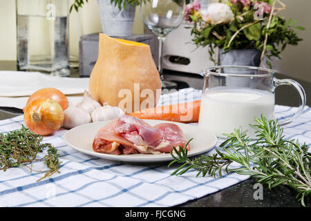Cremige Kürbissuppe mit Huhn Stockfoto