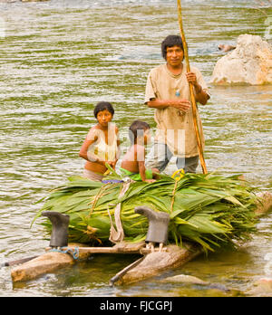 Menschen, indigenen Cabecar Indianer Stamm Familie schwimmt auf einem handgefertigten Log raft den Transport von Suyata Palmen, Costa Rica Stockfoto