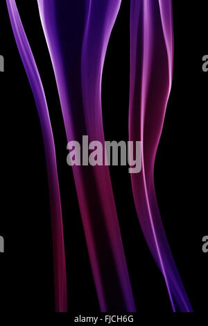 rote und violette Dampfleitungen auf dem schwarzen Hintergrund. Stockfoto