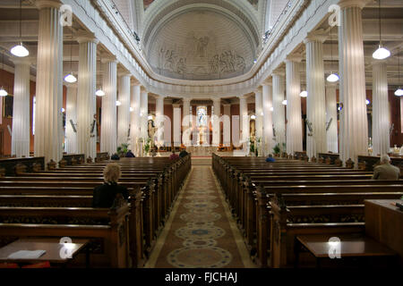 Mittelgang of St. Mary's pro-Cathedral, Dublin Stockfoto