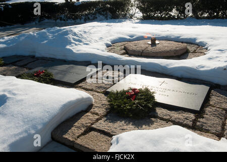 Schnee bedeckt das Grab von Präsident John F. Kennedy und die First Lady Jacqueline Bouvier Kennedy Grabstätten und Gedenkstätte auf dem Arlington National Cemetery 27. Januar 2016 in Arlington, Virginia. Stockfoto