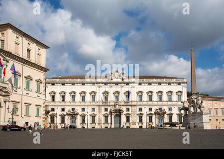 Die Piazza del Quirinale sitzt auf Quirinal Hügel, dem höchsten der sieben Hügel von Rom. Es enthält den Quirinal Palast, andere Stockfoto