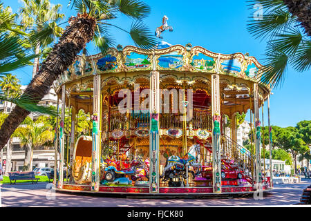 CANNES, Frankreich - 1. März 2016: Vintage Karussell Karussell mit Pferden und anderen Tieren für Kinder auf der Croisette Promenade. Stockfoto