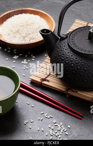 Asiatische Tee und Teekanne über Steintisch Stockfoto