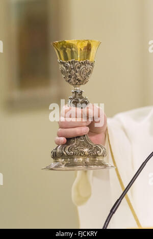 Priester feiern die Kommunion mit Kelch und heilige Brot Stockfoto