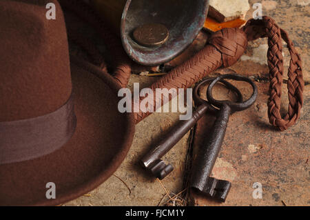 Indiana jones Verwandte Artikel: fedora Hut, Peitsche, Messer, antike Dietriche und anderen Artefakten. Thematische Fotografie Stockfoto