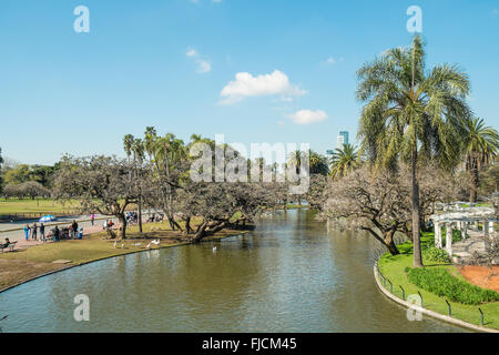 BUENOS AIRES, Argentinien - 15 AUGUST: Menschen genießen einen sonnigen Wintertag in Dowtown Buenos Aires parks bekannt als Palermo Woods Stockfoto