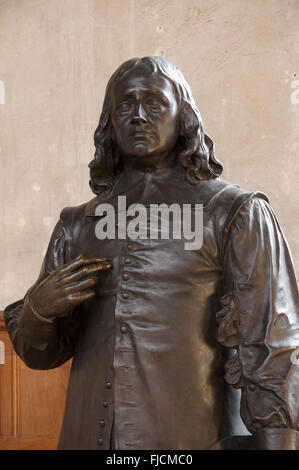 Literatur. Statue des englischen Dichters John Milton (1608-1674) in der Kirche von Saint Giles Cripplegate, wo der Schriftsteller begraben ist. London, England, UK. Stockfoto