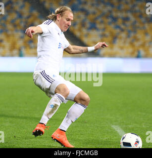 Kiew, Ukraine. 1. März 2016. Domagoj Vida des FC Dynamo Kyiv steuert eine Kugel während der ukrainischen Cup Viertelfinale Hinspiel Spiel gegen FC Oleksandria NSK Olimpiyskyi Stadium in Kiew. Bildnachweis: Oleksandr Prykhodko/Alamy Live-Nachrichten Stockfoto