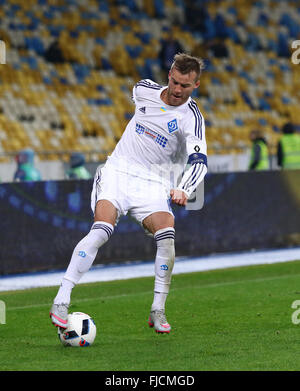 Kiew, Ukraine. 1. März 2016. Andriy Yarmolenko des FC Dynamo Kyiv steuert eine Kugel während der ukrainischen Cup Viertelfinale Hinspiel Spiel gegen FC Oleksandria NSK Olimpiyskyi Stadium in Kiew. Bildnachweis: Oleksandr Prykhodko/Alamy Live-Nachrichten Stockfoto