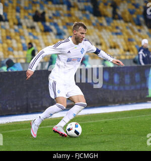 Kiew, Ukraine. 1. März 2016. Andriy Yarmolenko des FC Dynamo Kyiv steuert eine Kugel während der ukrainischen Cup Viertelfinale Hinspiel Spiel gegen FC Oleksandria NSK Olimpiyskyi Stadium in Kiew. Bildnachweis: Oleksandr Prykhodko/Alamy Live-Nachrichten Stockfoto